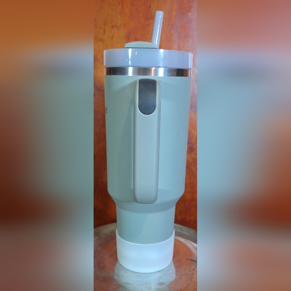 STANLEY insulated tumbler Size 40 oz. (10 1/2" tall) - Picture 4 of 14